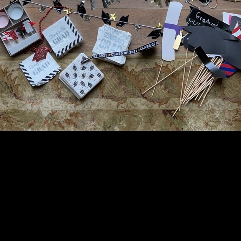 Graduation Party Bundle - π©πΌβπ π¨βπ - Picture 14 of 15
